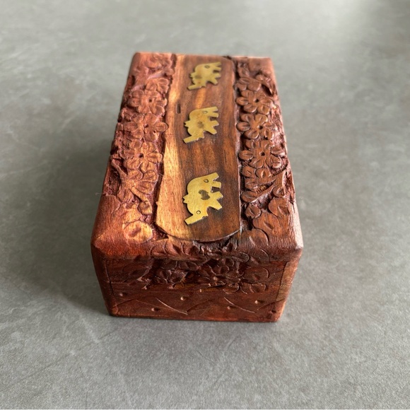 Hand carved Rosewood box, keepsake, treasure box adorned with 3 Elephants - Picture 6 of 12